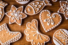 Tortas del dulce de la Navidad Galletas hechas en casa del pan de jengibre de la Navidad en la tabla de madera Fotos de archivo libres de regalías Tortas del dulce de la Navidad Galletas hechas en casa del pan de jengibre de la Navidad en la tabla de madera Fotos de archivo libres de regalías