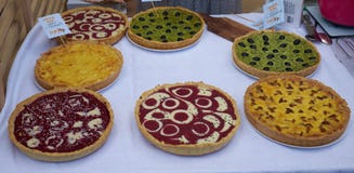 Torte con i funghi, olive, lampone, salsa al pomodoro, formaggio su una tavola Vista superiore Copi lo spazio fotografie stock Torte con i funghi, olive, lampone, salsa al pomodoro, formaggio su una tavola Vista superiore Copi lo spazio fotografie stock
