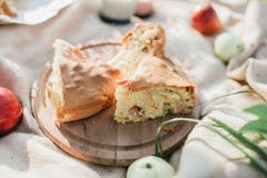 Torte con le mele all'aperto, prima colazione nel giardino Picnic di estate fotografie stock libere da diritti Torte con le mele all'aperto, prima colazione nel giardino Picnic di estate fotografie stock libere da diritti