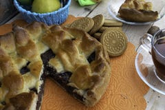 Torte, eine Scheibe des Apfelkuchens mit Kirsche und Walnüssen, eine Tasse Tee, Äpfel in einem Korb, Walnüsse und Plätzchen auf d lizenzfreie stockbilder Torte, eine Scheibe des Apfelkuchens mit Kirsche und Walnüssen, eine Tasse Tee, Äpfel in einem Korb, Walnüsse und Plätzchen auf d lizenzfreie stockbilder