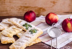 Torte fresche della pasta sfoglia farcite con le mele e la cannella fotografia stock Torte fresche della pasta sfoglia farcite con le mele e la cannella fotografia stock