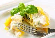 Tortelloni de Ricotta et d'épinards avec de la sauce crème et le parmesan image stock Tortelloni de Ricotta et d'épinards avec de la sauce crème et le parmesan image stock