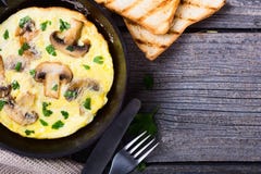 Tortilla de huevos con las setas Imágenes de archivo libres de regalías Tortilla de huevos con las setas Imágenes de archivo libres de regalías