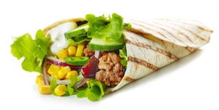 Tortilla περικάλυμμα με τον τηγανισμένους κιμά και τα λαχανικά στοκ εικόνα Tortilla περικάλυμμα με τον τηγανισμένους κιμά και τα λαχανικά στοκ εικόνα