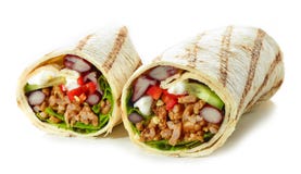 Tortilla περικάλυμμα με τον τηγανισμένους κιμά και τα λαχανικά στοκ εικόνες με δικαίωμα ελεύθερης χρήσης Tortilla περικάλυμμα με τον τηγανισμένους κιμά και τα λαχανικά στοκ εικόνες με δικαίωμα ελεύθερης χρήσης