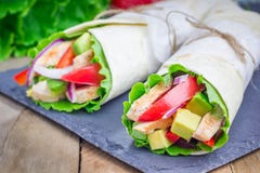 Tortillaverpackungen mit gebratenem Huhn, Avocado, Tomate, Zwiebel und puprika stockbilder Tortillaverpackungen mit gebratenem Huhn, Avocado, Tomate, Zwiebel und puprika stockbilder