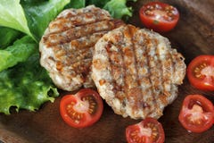 Tortini arrostiti succosi della carne con le verdure su un piatto fotografie stock Tortini arrostiti succosi della carne con le verdure su un piatto fotografie stock
