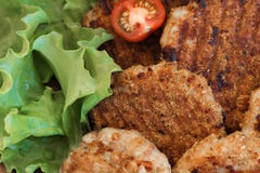 Tortini arrostiti succosi della carne con le verdure su un piatto fotografia stock libera da diritti Tortini arrostiti succosi della carne con le verdure su un piatto fotografia stock libera da diritti