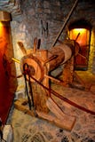 Tortyrkammare i den Hunedoara slotten som kallas Corvin slott i Transilvania Arkivbild Tortyrkammare i den Hunedoara slotten som kallas Corvin slott i Transilvania Arkivbild
