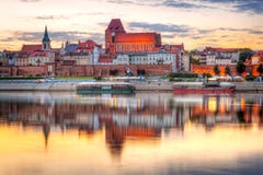 Torun reflekterade den gamla staden i Vistula River på solnedgången royaltyfria bilder Torun reflekterade den gamla staden i Vistula River på solnedgången royaltyfria bilder