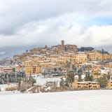Toscana, pueblo de Casale Marittimo cubierto por la nieve en invierno. Italia foto de archivo Toscana, pueblo de Casale Marittimo cubierto por la nieve en invierno. Italia foto de archivo