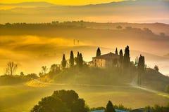 Toscânia no amanhecer imagem de stock royalty free Toscânia no amanhecer imagem de stock royalty free
