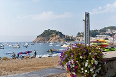 Tossa de Mar Catalonia, Spanien, Augusti 2018 Härlig havssikt av stranden och fjärden, den gamla slotten på klippan royaltyfri fotografi Tossa de Mar Catalonia, Spanien, Augusti 2018 Härlig havssikt av stranden och fjärden, den gamla slotten på klippan royaltyfri fotografi