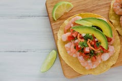 Tostadas DE camaron Mexicanas, garnalentostada, Mexicaans voedsel in Mexico, zeevruchten royalty-vrije stock foto's Tostadas DE camaron Mexicanas, garnalentostada, Mexicaans voedsel in Mexico, zeevruchten royalty-vrije stock foto's