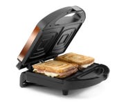 Tostapane del panino con due panini del formaggio e del prosciutto fotografia stock libera da diritti Tostapane del panino con due panini del formaggio e del prosciutto fotografia stock libera da diritti