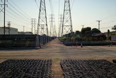 Toujours crèches sous les lignes de transmission à haute tension photos stock Toujours crèches sous les lignes de transmission à haute tension photos stock