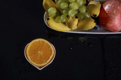 Toujours la vie de fête des fruits multicolores frais sur un fond noir Photo stock Toujours la vie de fête des fruits multicolores frais sur un fond noir Photo stock