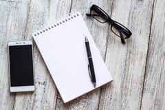 Toujours la vie noire et blanche : bloc-notes vide ouvert, carnets, stylo Images libres de droits Toujours la vie noire et blanche : bloc-notes vide ouvert, carnets, stylo Images libres de droits