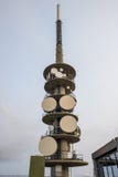 Tour d'antenne lumineuse avec beaucoup d'équipement contre un ciel bleu photographie stock libre de droits Tour d'antenne lumineuse avec beaucoup d'équipement contre un ciel bleu photographie stock libre de droits