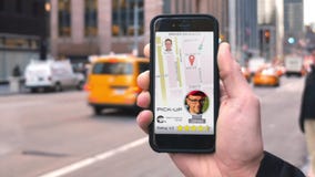 Tour d'utilisations d'homme partageant l'APP au téléphone pour appeler le conducteur banque de vidéos Tour d'utilisations d'homme partageant l'APP au téléphone pour appeler le conducteur banque de vidéos