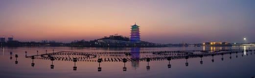 Tour de Changan la nuit, nouveau point de repère de Xi'an, Shaanxi, porcelaine photographie stock libre de droits Tour de Changan la nuit, nouveau point de repère de Xi'an, Shaanxi, porcelaine photographie stock libre de droits