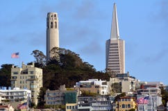 Tour de Coit et skyli dominant de San Francisco de pyramide de Transamerica images libres de droits Tour de Coit et skyli dominant de San Francisco de pyramide de Transamerica images libres de droits