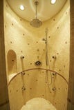 Tour de douche dans la salle de bains de luxe moderne images stock Tour de douche dans la salle de bains de luxe moderne images stock