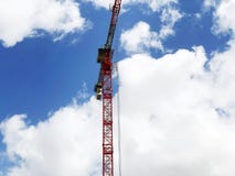 Tour de grue de construction sur le fond du ciel bleu Avancement de travaux de grue et de bâtiment sur le chantier de constructio Images libres de droits Tour de grue de construction sur le fond du ciel bleu Avancement de travaux de grue et de bâtiment sur le chantier de constructio Images libres de droits