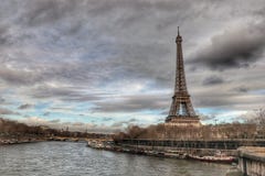 Tour Eiffel français dans le ciel nuageux photographie stock Tour Eiffel français dans le ciel nuageux photographie stock