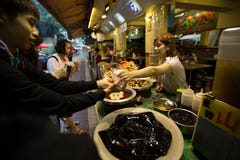 Tourist buys glass jelly from street food stall in Taiwan stock photography Tourist buys glass jelly from street food stall in Taiwan stock photography