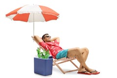 Tourist, der in einem Klappstuhl mit einem Regenschirm nahe bei einem Abkühlen liegt Lizenzfreie Stockbilder Tourist, der in einem Klappstuhl mit einem Regenschirm nahe bei einem Abkühlen liegt Lizenzfreie Stockbilder