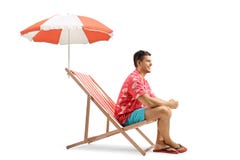 Tourist, der in einem Klappstuhl mit einem Regenschirm sitzt Stockfoto Tourist, der in einem Klappstuhl mit einem Regenschirm sitzt Stockfoto