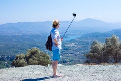 Tourist, der selfie vor dem hintergrund der schönen Landschaft macht lizenzfreie stockbilder Tourist, der selfie vor dem hintergrund der schönen Landschaft macht lizenzfreie stockbilder