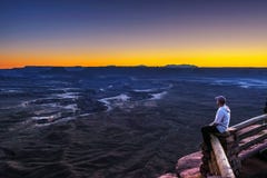 Tourist at the Green River Overlook in Canyonlands National Park royalty free stock photos Tourist at the Green River Overlook in Canyonlands National Park royalty free stock photos
