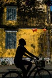 Tourist in Hoi An Biking die Stadt lizenzfreies stockfoto Tourist in Hoi An Biking die Stadt lizenzfreies stockfoto