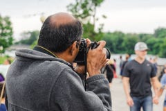 Tourist macht Foto an den amerikanischen Fällen, Niagara, NY lizenzfreies stockfoto Tourist macht Foto an den amerikanischen Fällen, Niagara, NY lizenzfreies stockfoto