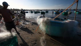 Tourist Vietnam Fischerdorf in Mui Ne stock video footage Tourist Vietnam Fischerdorf in Mui Ne stock video footage