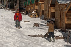 Touriste appréciant la neige à la vallée de Yumthang Images libres de droits Touriste appréciant la neige à la vallée de Yumthang Images libres de droits