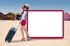 Touriste attirant avec le conseil vide Photographie stock Touriste attirant avec le conseil vide Photographie stock