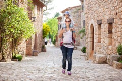 Touriste caucasien de femme portant son petit fils photos libres de droits Touriste caucasien de femme portant son petit fils photos libres de droits