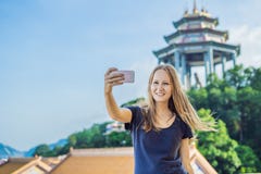 Touriste de jeune femme dans le temple bouddhiste Kek Lok Si à Penang, Malaisie, Georgetown images stock Touriste de jeune femme dans le temple bouddhiste Kek Lok Si à Penang, Malaisie, Georgetown images stock