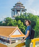 Touriste de jeune homme dans le temple bouddhiste Kek Lok Si à Penang, Malaisie, Georgetown photo stock Touriste de jeune homme dans le temple bouddhiste Kek Lok Si à Penang, Malaisie, Georgetown photo stock