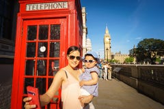 Touriste de voyage à Londres prenant la photo de selfie photos stock Touriste de voyage à Londres prenant la photo de selfie photos stock