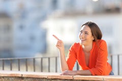 Touriste heureux se dirigeant au côté dans un balcon photographie stock libre de droits Touriste heureux se dirigeant au côté dans un balcon photographie stock libre de droits
