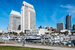Touriste marchant chez Embarcadero Marina Park North à San Diego image stock Touriste marchant chez Embarcadero Marina Park North à San Diego image stock