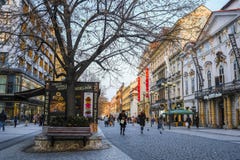 Touristen auf einer Straße in einer Mitte von Prag lizenzfreies stockbild Touristen auf einer Straße in einer Mitte von Prag lizenzfreies stockbild