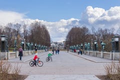 Touristen besichtigen den berühmten Vigeland-Park in Oslo, die Parkwirte lizenzfreie stockfotos Touristen besichtigen den berühmten Vigeland-Park in Oslo, die Parkwirte lizenzfreie stockfotos