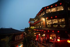 Touristen besuchen die berühmte alte Straße Jiufen in Taipeh, Taiwan lizenzfreie stockfotos Touristen besuchen die berühmte alte Straße Jiufen in Taipeh, Taiwan lizenzfreie stockfotos