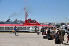 Touristen, die hellenische Seeweg-Fähre verschalen lizenzfreie stockfotos Touristen, die hellenische Seeweg-Fähre verschalen lizenzfreie stockfotos
