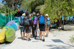 Touristen, die mit Rucksäcken auf einem Strand Phi Islands in Thailand, Asien wandern stockfoto Touristen, die mit Rucksäcken auf einem Strand Phi Islands in Thailand, Asien wandern stockfoto